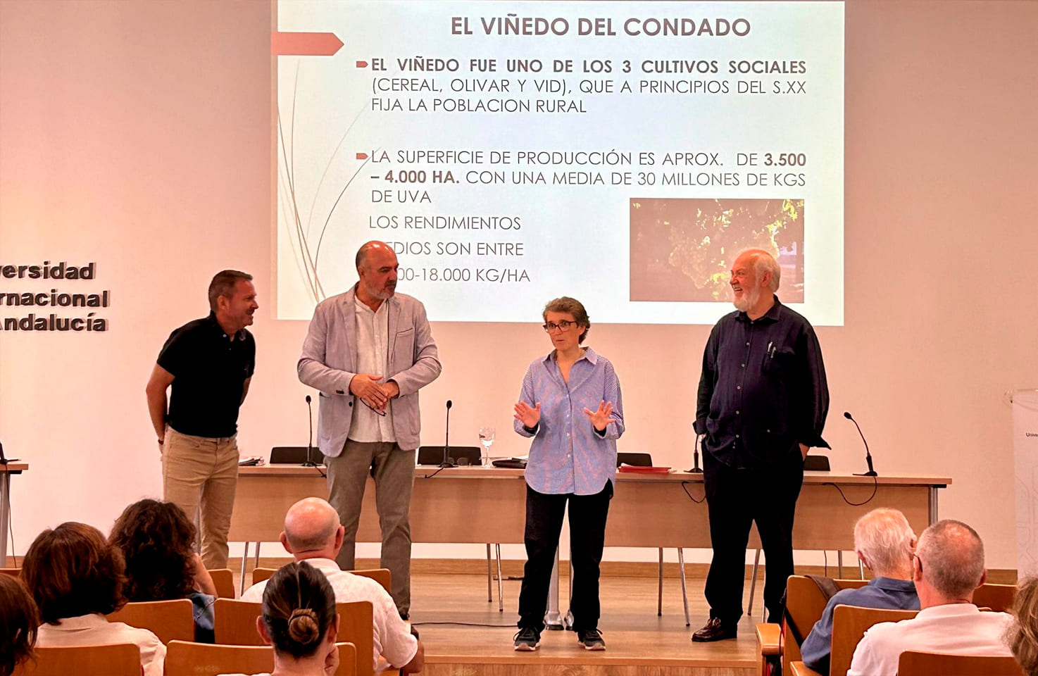 La directora de la UNIA, María de la O Barroso, da la bienvenida al curso sobre viticultura del Condado de Huelva a los asistentes.