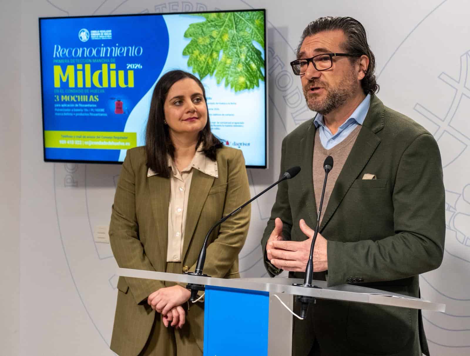 Antonio Izquierdo, secretario general del Consejo Regulador, acompañado de la diputada de Agricultura, Patricia Millán, durante la presentación del 'Reconocimiento Mildiu 2026'
